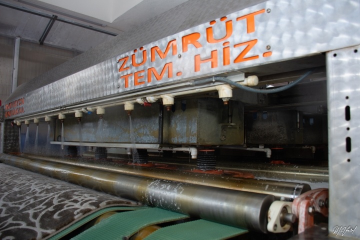 Zümrüt Halı Yıkama tesisinde kullanılan profesyonel endüstriyel halı yıkama makinesi