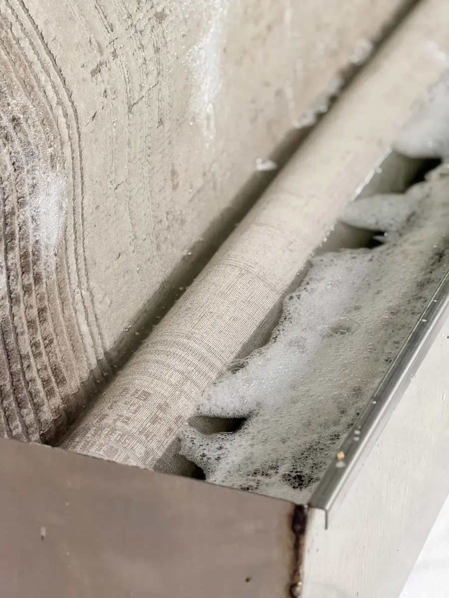 Zümrüt Halı Yıkama tesisinde makinede halı yıkama işlemi